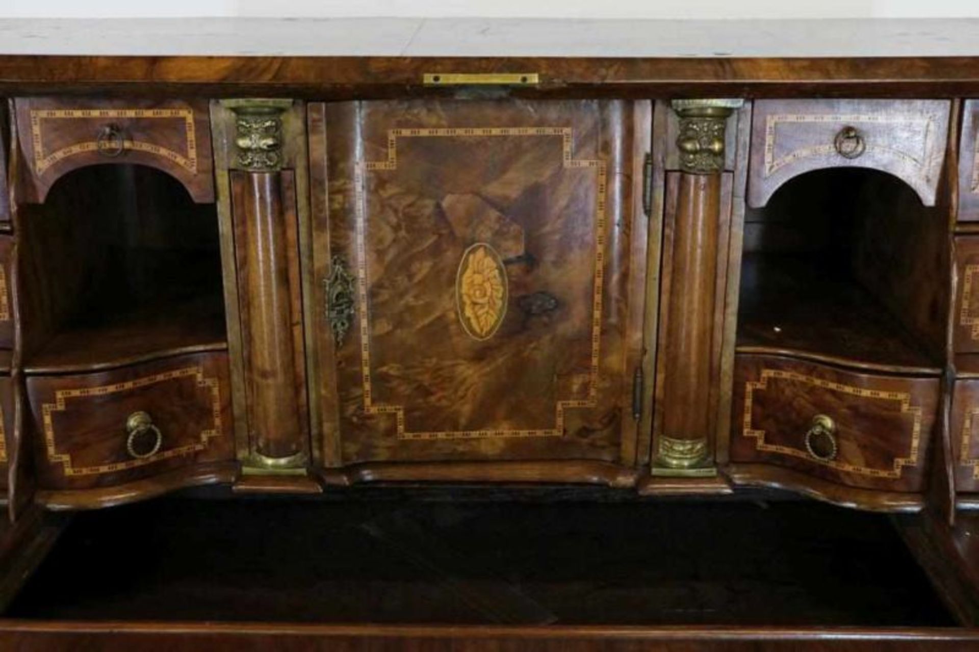 Wortelnoten Louis XVI bureau met schuine schrijfklep waarachter interieur en keldertje waaronder 3 - Image 3 of 4