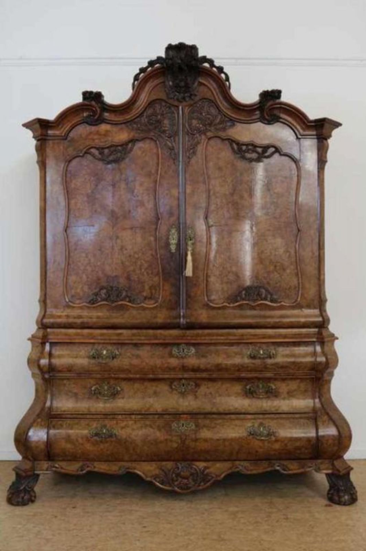 Deels wortelnoten Louis XV kabinet met gestoken kuif waaronder 2 paneeldeuren, 3 laden op