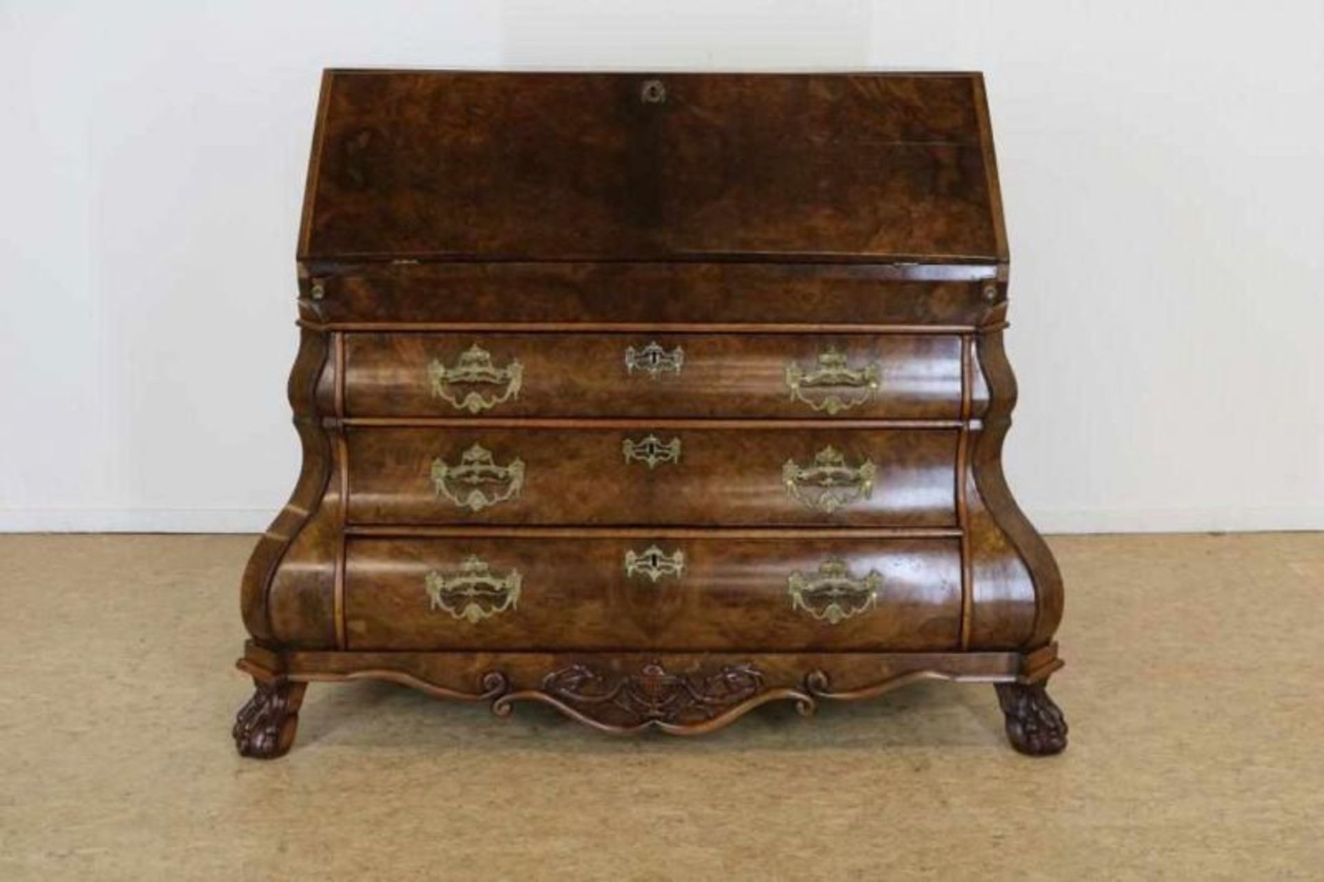 Wortelnoten Louis XVI bureau met schuine schrijfklep waarachter interieur en keldertje waaronder 3