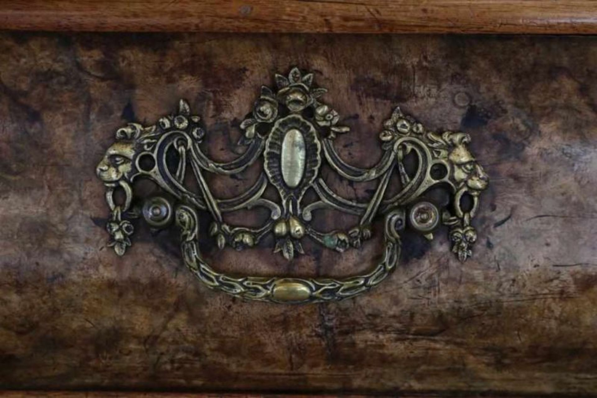 Deels wortelnoten Louis XV kabinet met gestoken kuif waaronder 2 paneeldeuren, 3 laden op - Image 5 of 6
