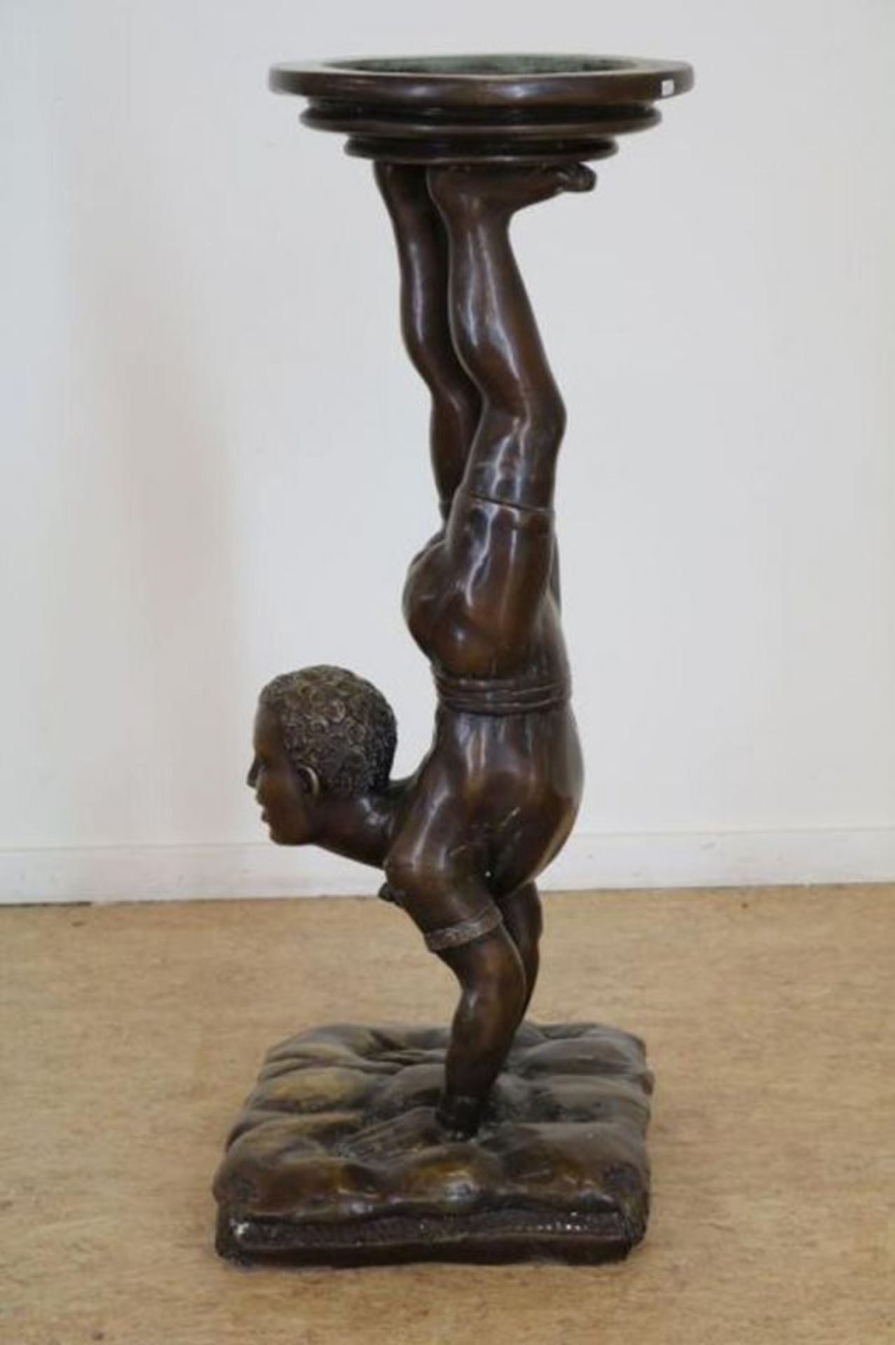 Bronzen sculptuur van man in handstand, met sign. K. Hall, h. 88 cm. - Image 2 of 3