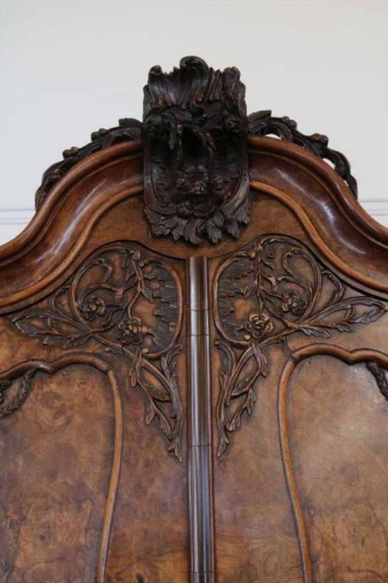 Deels wortelnoten Louis XV kabinet met gestoken kuif waaronder 2 paneeldeuren, 3 laden op - Image 3 of 6