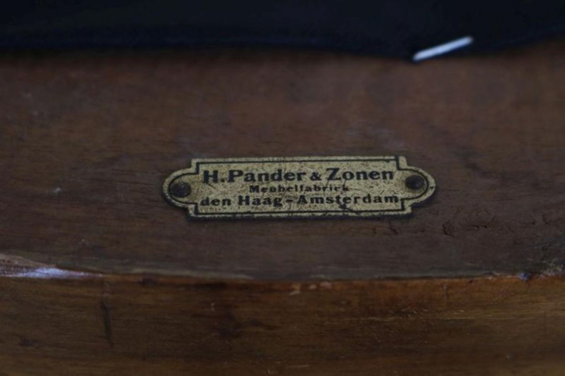 Stel noten Chippendale-stijl armstoelen, etiket onderzijde H. Pander & Zonen. - Image 2 of 2