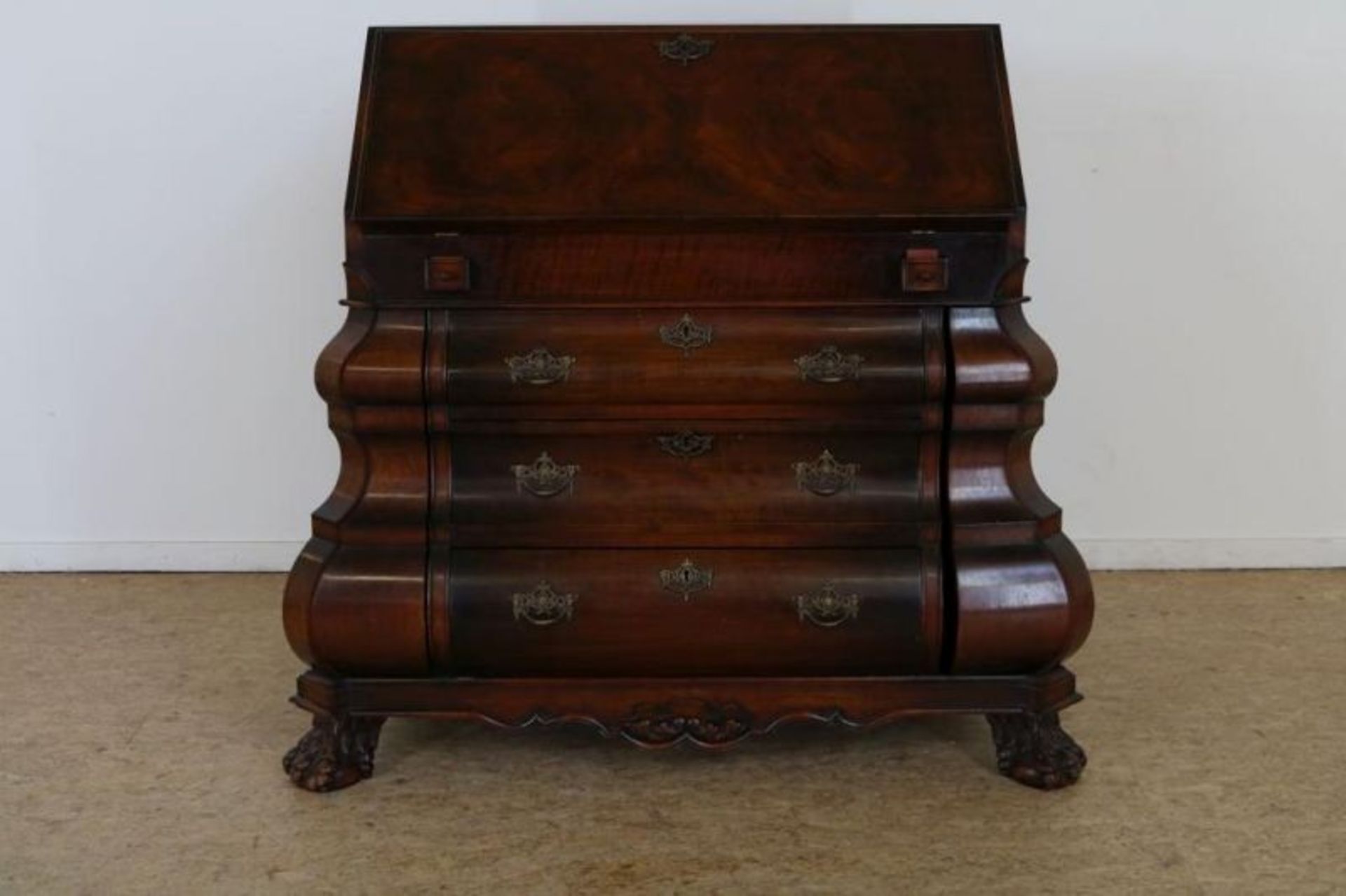 Teakhouten Koloniale Louis XV-stijl damesbureau met open knieen waar achter 10 laden, schuine