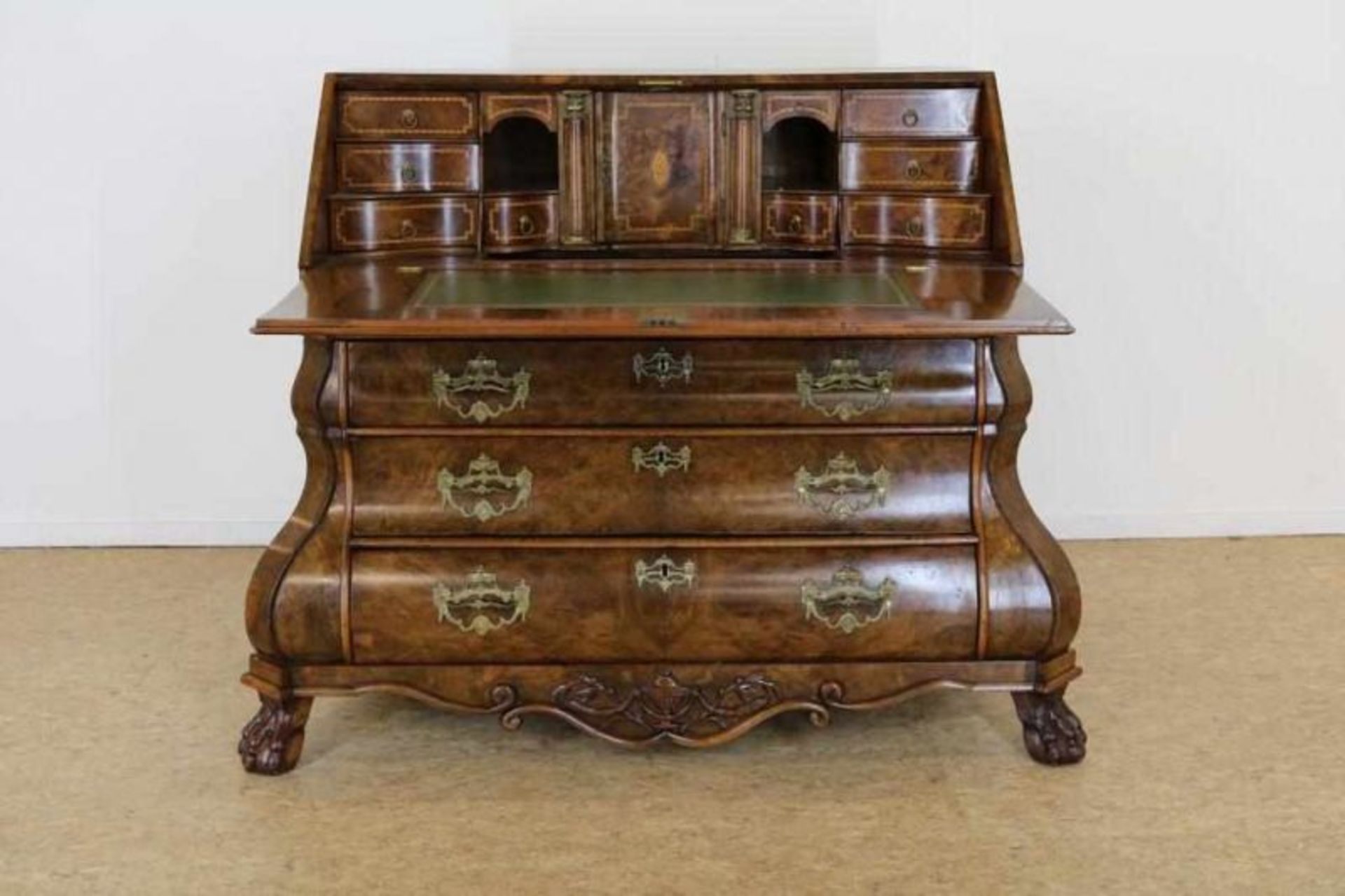 Wortelnoten Louis XVI bureau met schuine schrijfklep waarachter interieur en keldertje waaronder 3 - Image 2 of 4