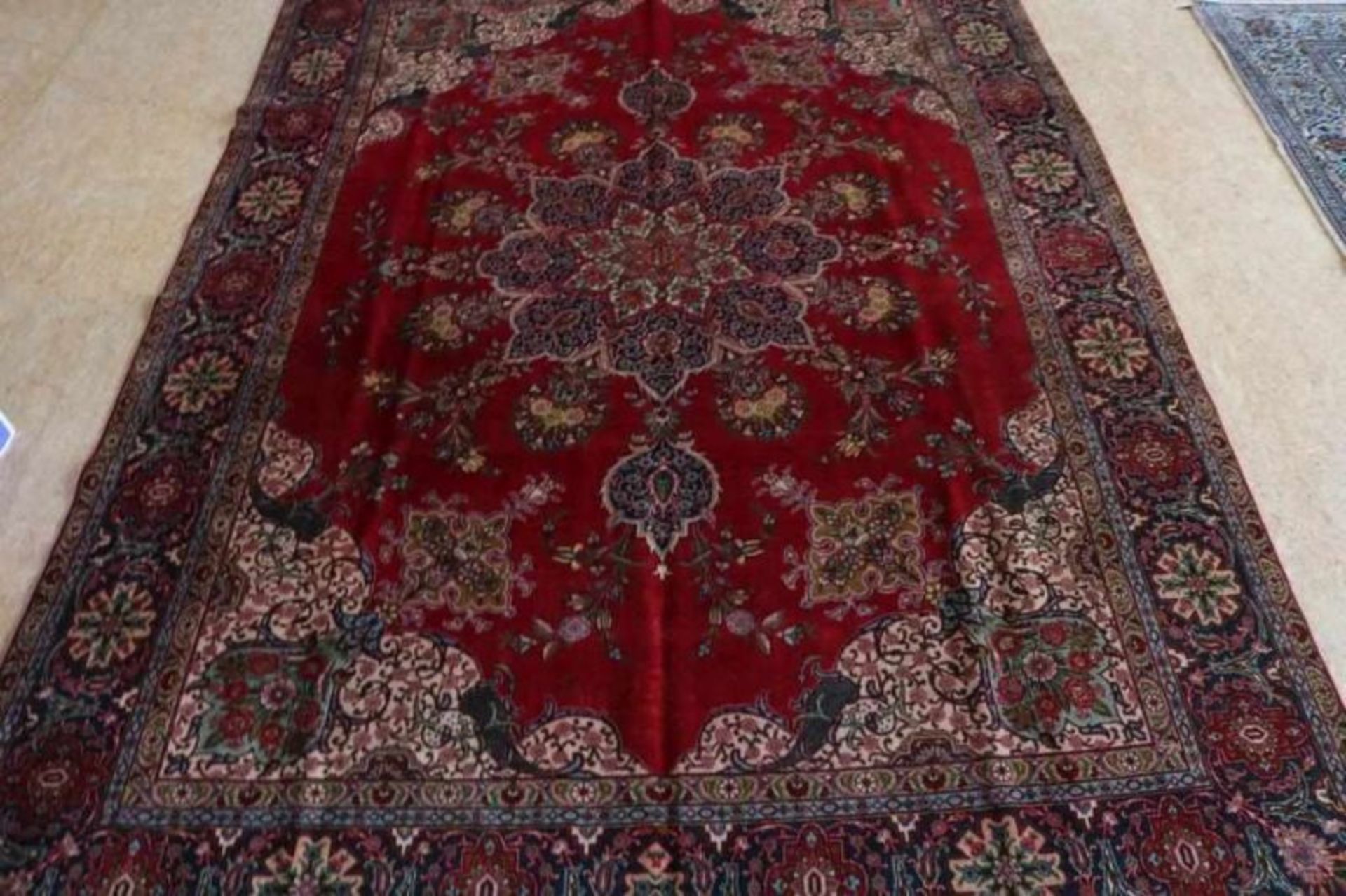 Tapijt, Tabriz, 382 x 274 cm.A carpet, Tabriz, 382 x 274 cm.