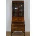 Mahonie Edwardiaans bureau met opstand met 2 glazen deuren en waaronder schrijfklep en 3 laden,