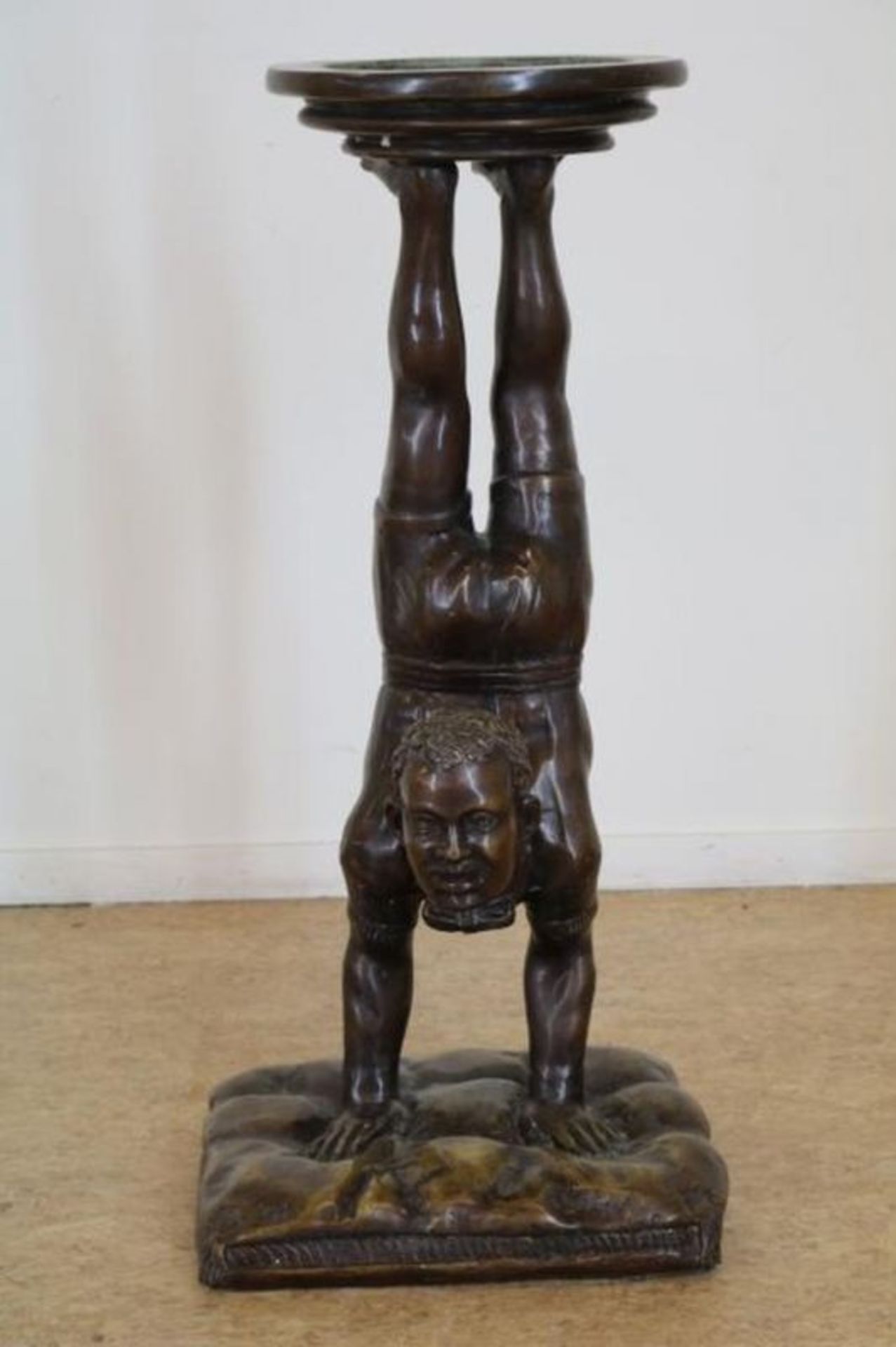 Bronzen sculptuur van man in handstand, met sign. K. Hall, h. 88 cm.