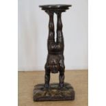 Bronzen sculptuur van man in handstand, met sign. K. Hall, h. 88 cm.