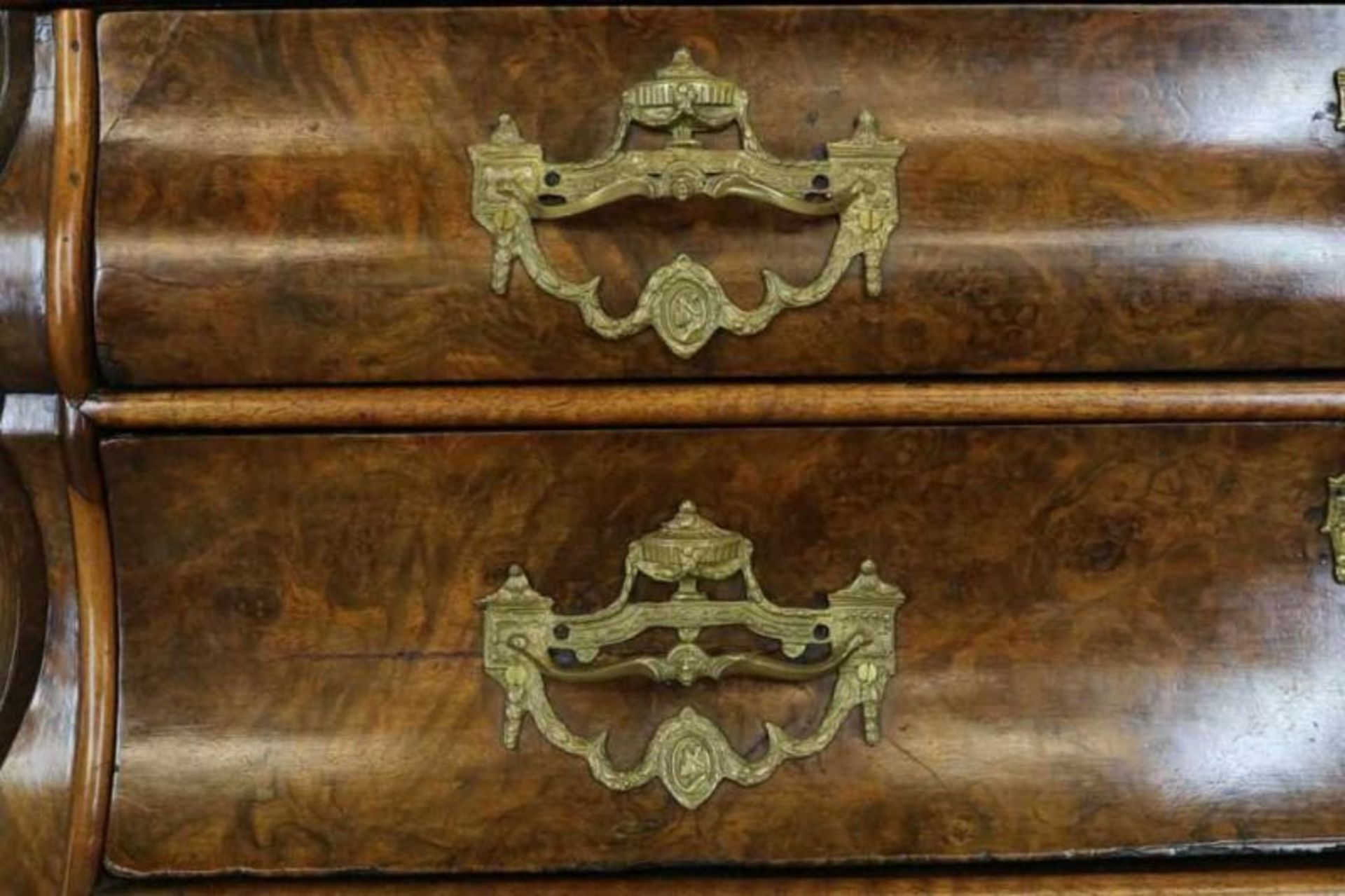 Wortelnoten Louis XVI bureau met schuine schrijfklep waarachter interieur en keldertje waaronder 3 - Image 4 of 4