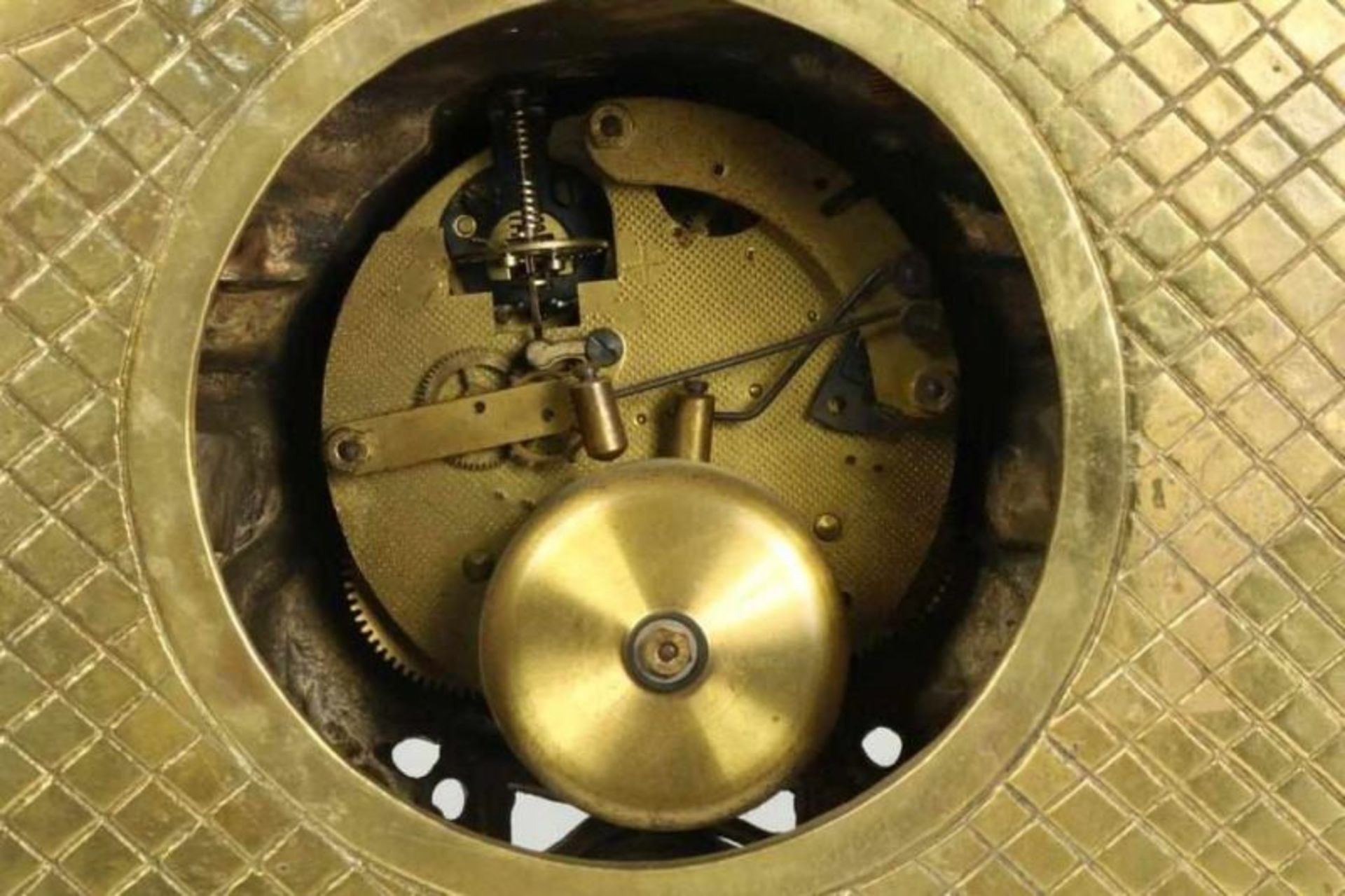 Bronzen pendulestel met 5-lichts kandelaars, het uurwerk bekroond met paar (1 wijzer ontbreekt) - Image 4 of 4