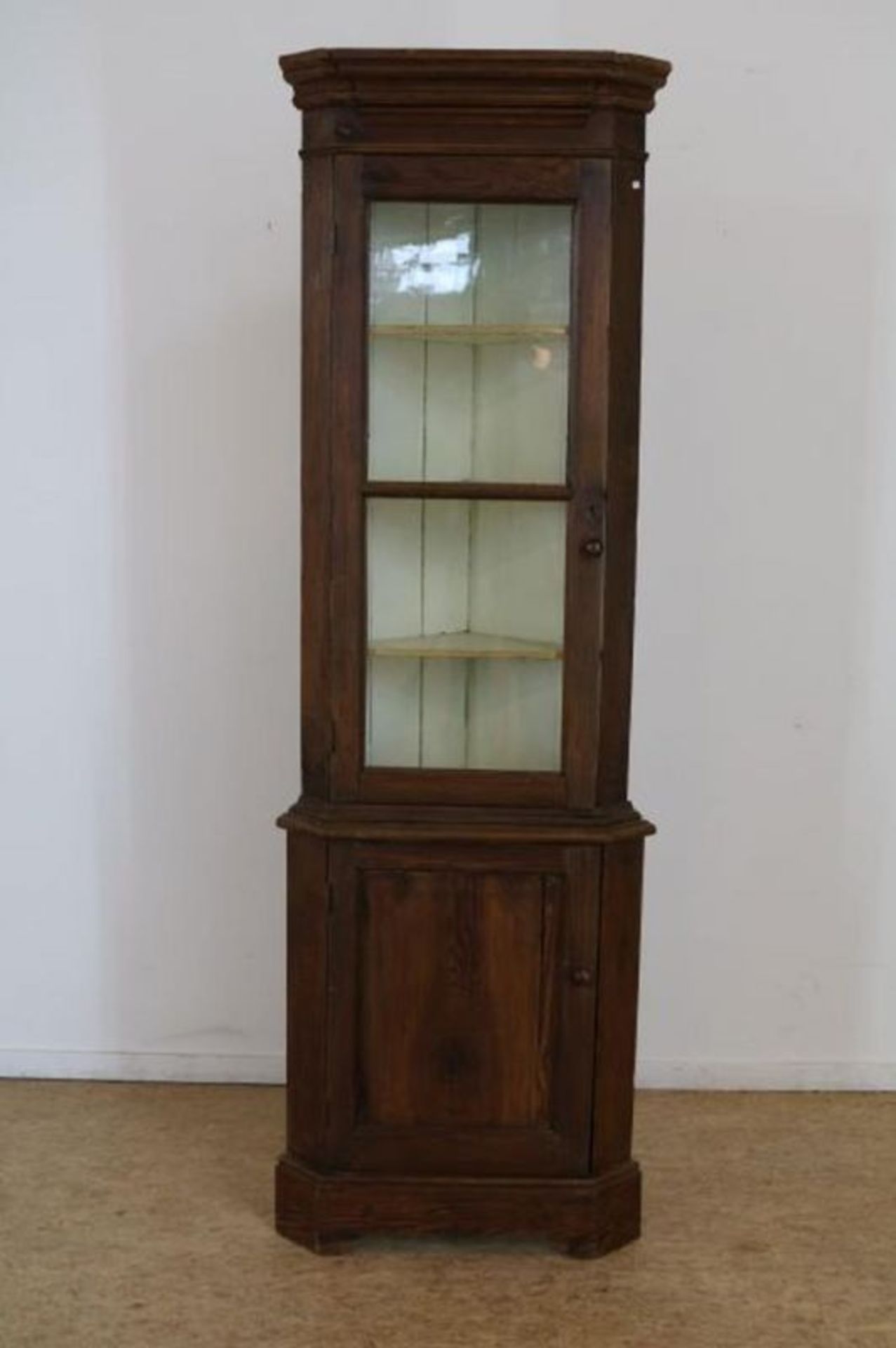 Grenen gebeitste hoekkast met glazen deur en paneeldeur, Holland 18e eeuw, h. 185, br. 59, d. 36