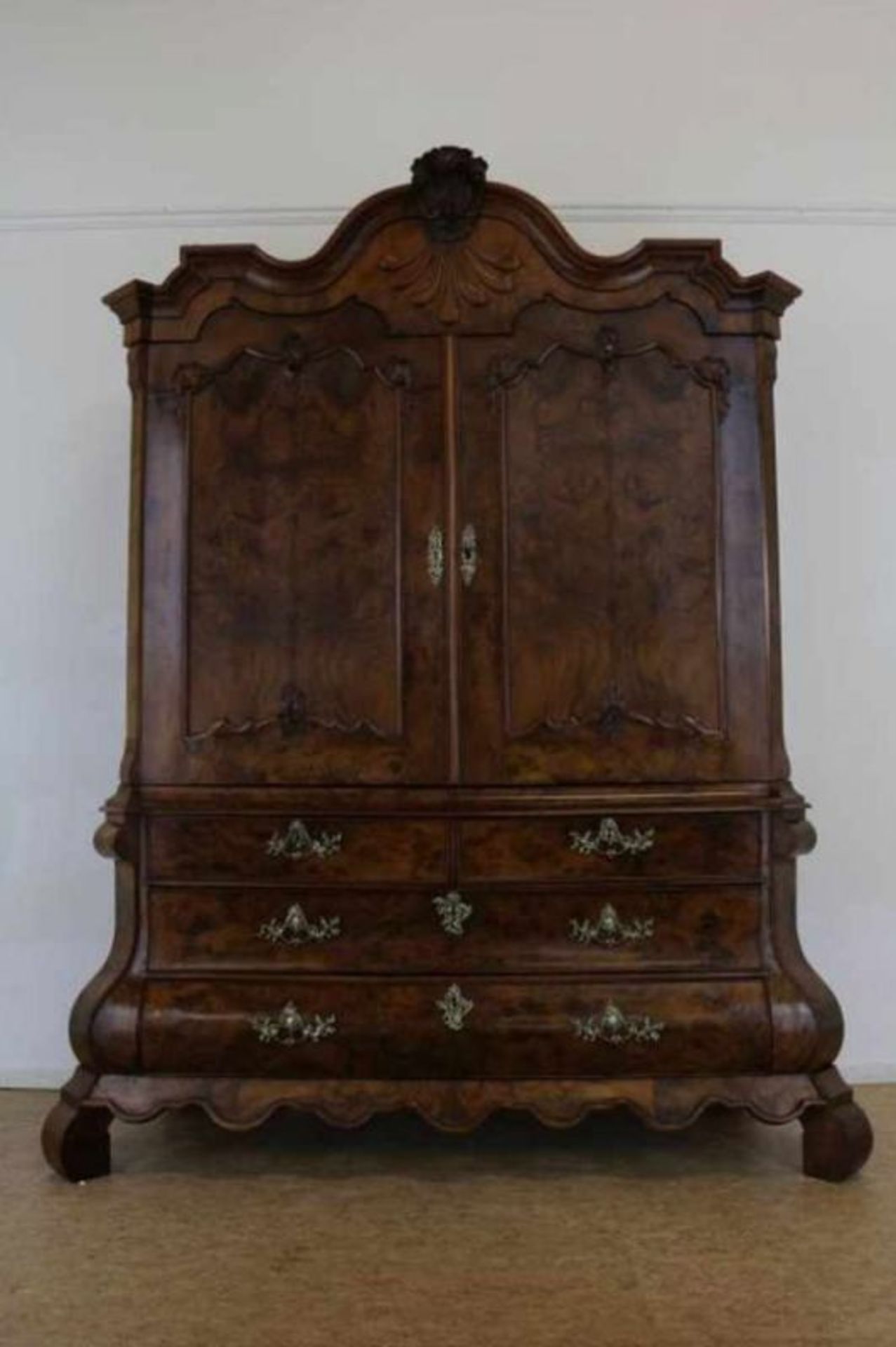 Wortelnoten Louis XV kabinet met gestoken kuif waaronder 2 paneeldeuren en 4 laden afgezet met