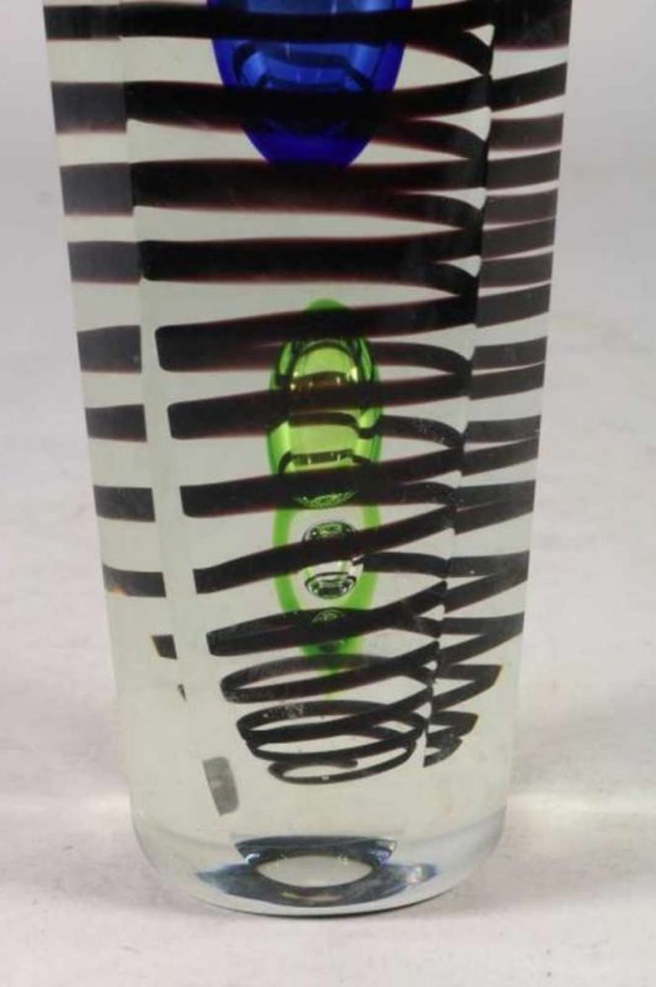 Polychroom dik glazen vaas met geblazen glasbellen en spiraal, h. 21 cm. Polychrome glass vase, h. - Bild 3 aus 3