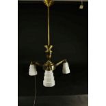 Deels messing Art Deco hanglamp met 3 opaline kapjes.