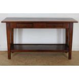 Eiken sitetable met 2 lades rustend op poten verbonden door regel, h.78, br.140 en d.46 cm.