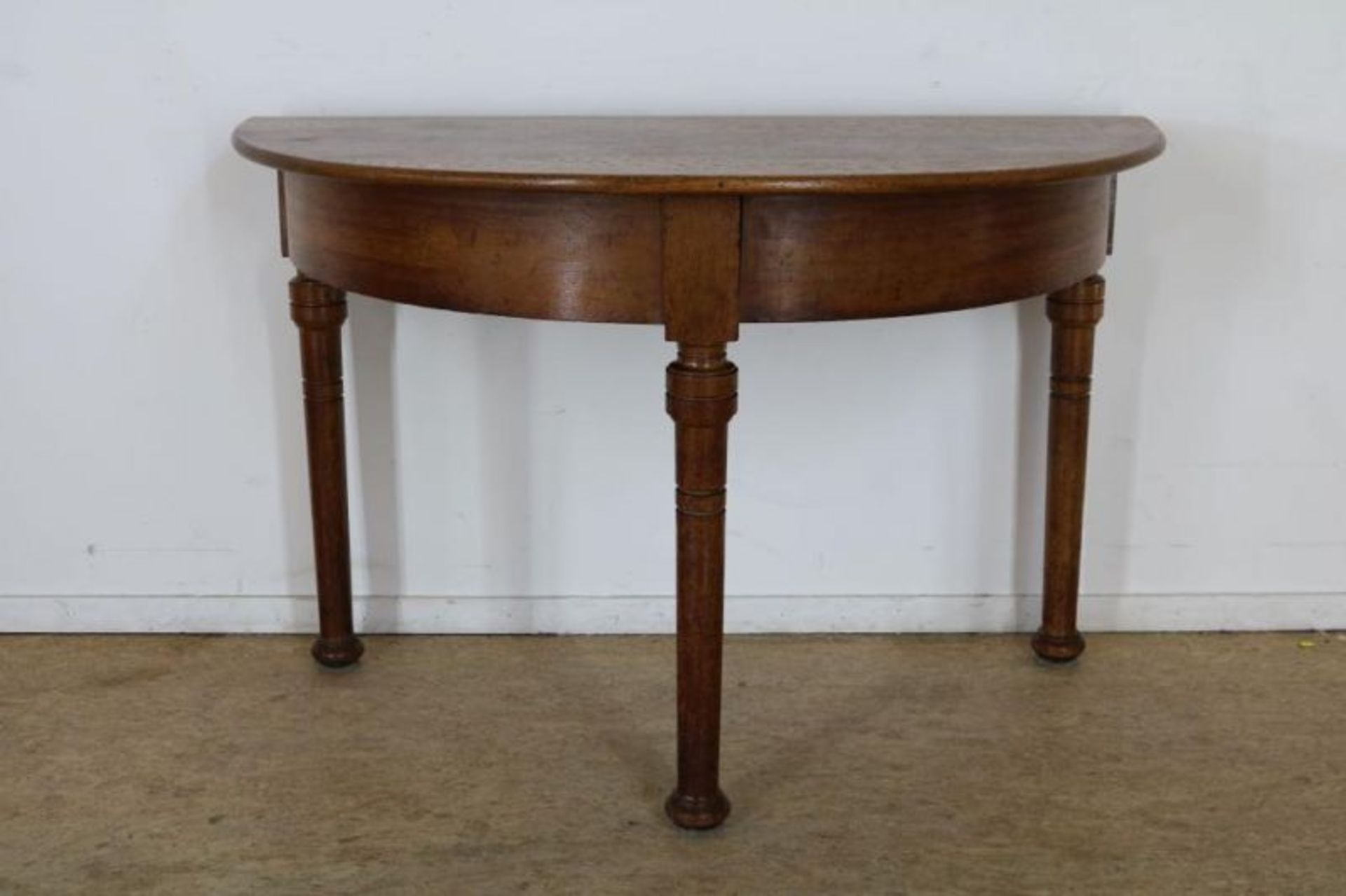 Eiken halvemaan tafel op 3 gedraaide poten, 19e eeuw, h. 78, br. 122, d. 65 cm.