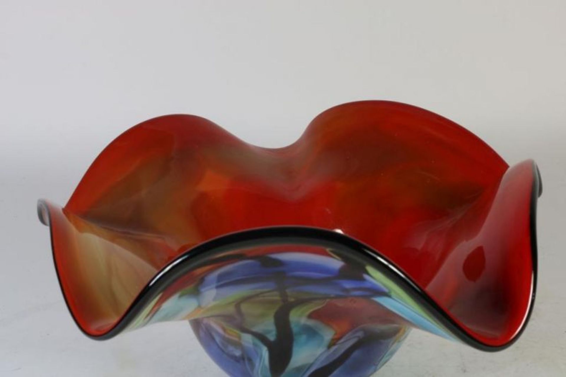 Polychroom dik glazen fruitschaal, h. 20 cm. diam. 43 cm. Polychrome glass fruit bowl, h. 20 cm. - Bild 2 aus 3