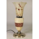 Art Deco tafellamp op deels marmeren voet met opaal glazen kapje, h. 36 cm.