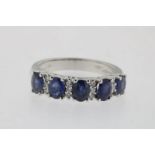 Witgouden rijring bezet met blauwe saffier ca. 2.47ct. en briljant 0.19ct. geh. 750/000, ringmaat 17