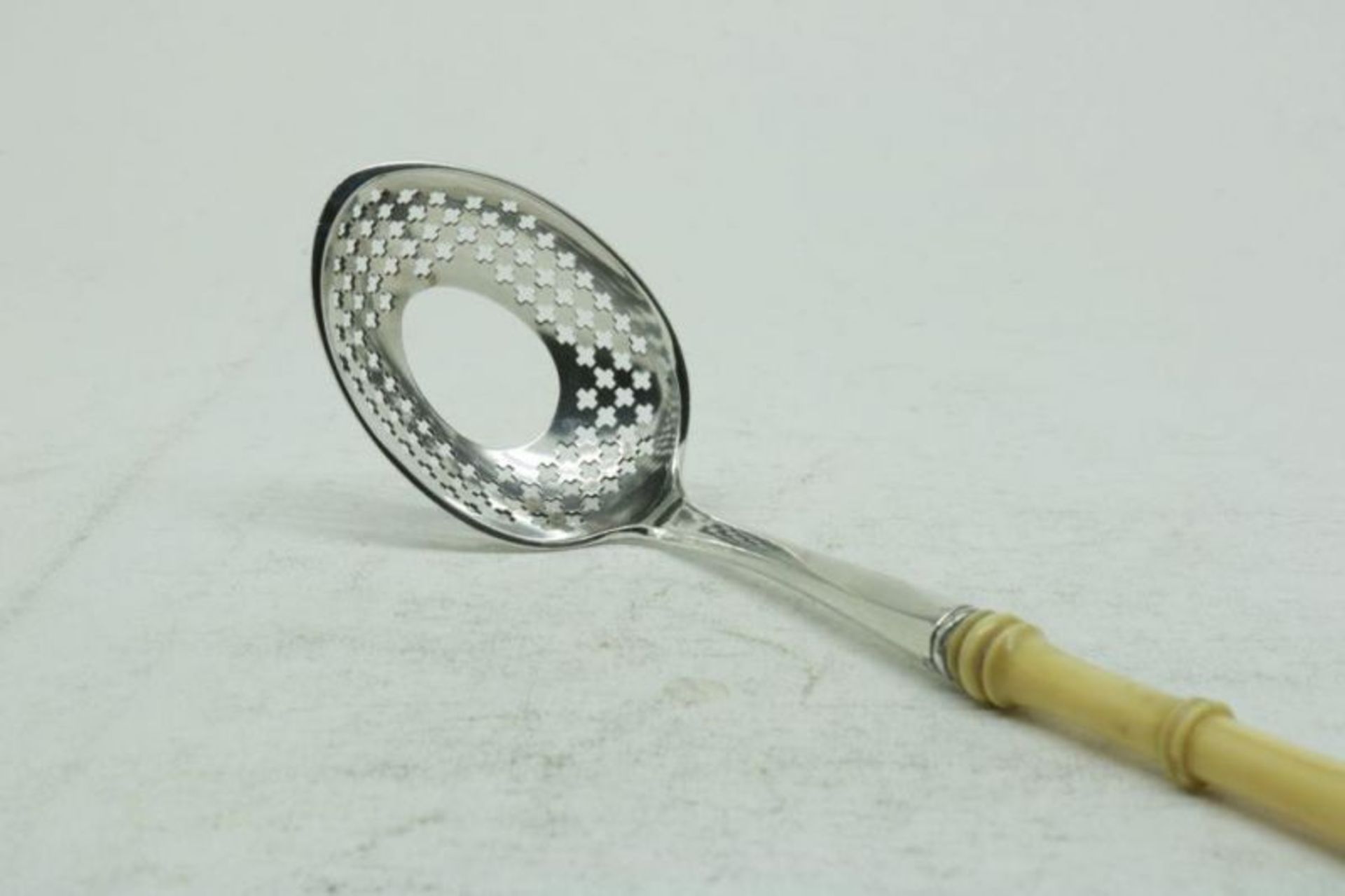Zilveren eierlepel met benen heft, l.28cm. geh. 835/000, - Bild 2 aus 4