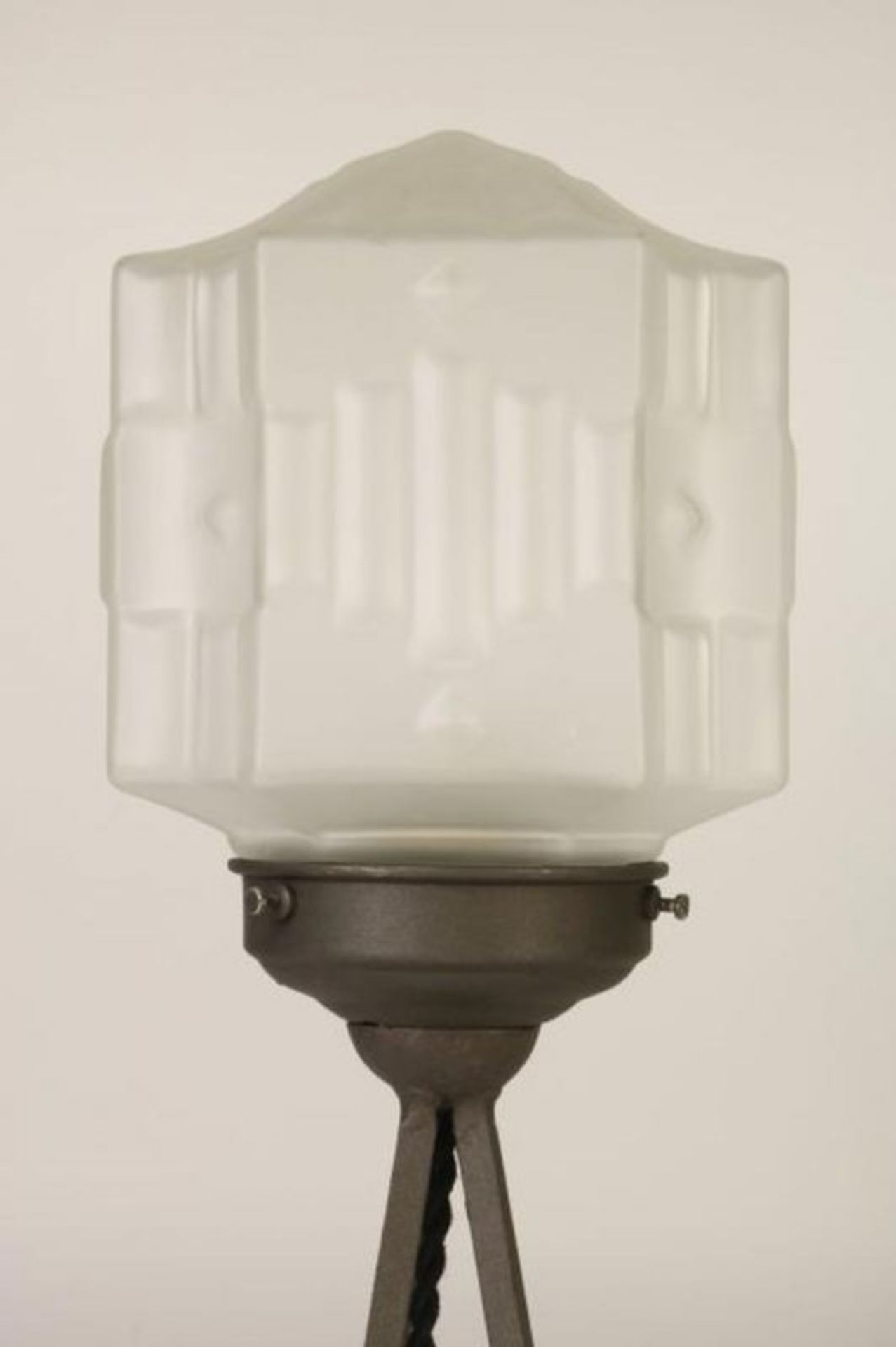 Art Deco tafellamp op smeedijzeren voet en gesatineerde glaskap, h. 37 cm. - Bild 2 aus 3