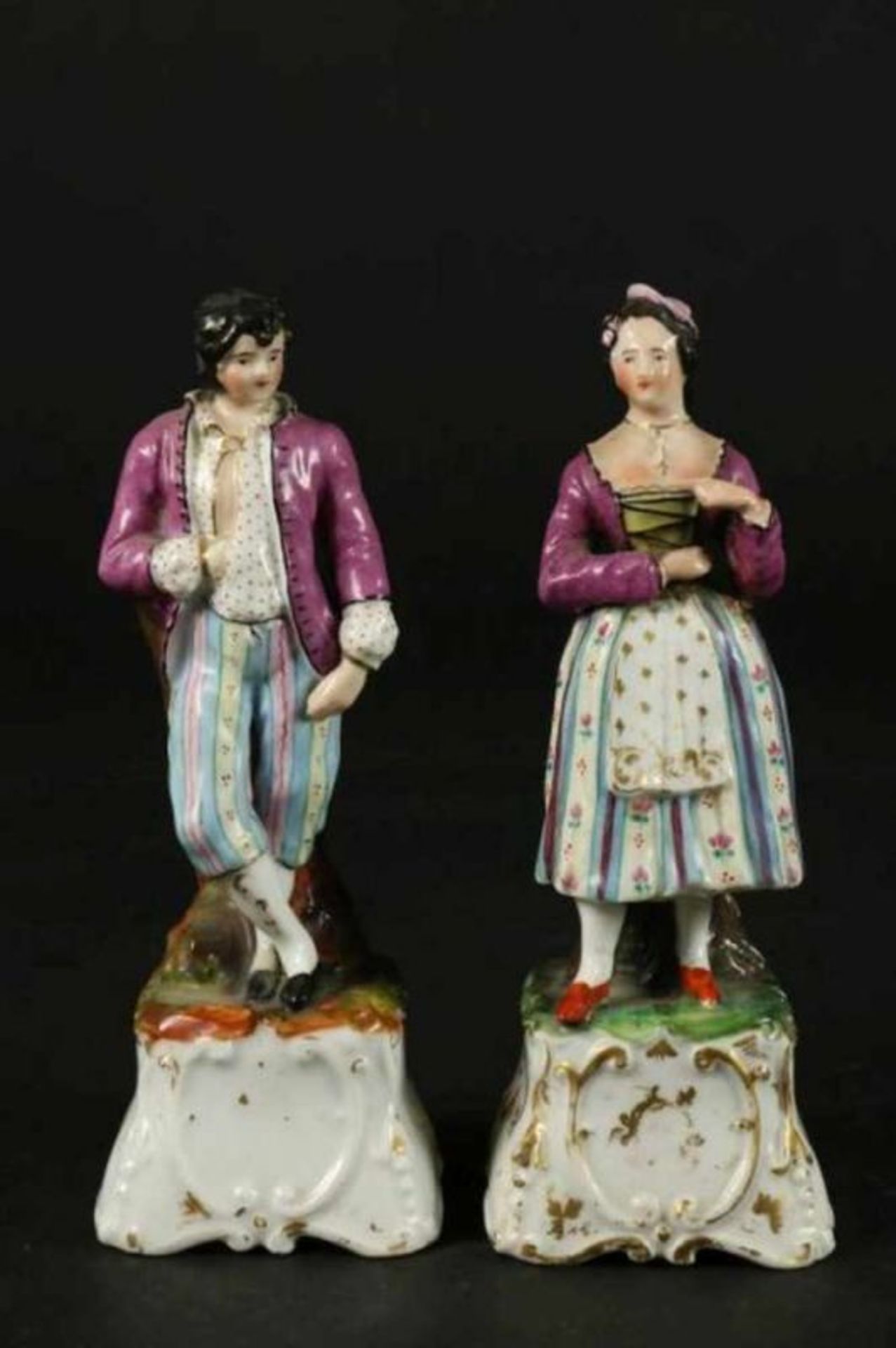 Stel porseleinen likeurflesjes als echtpaar, Duitsland 19e eeuw, h. 19 cm.