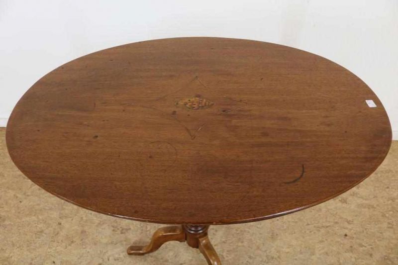 Mahonie ovaal klaptafeltje met inlegwerk van schelpmotief rustend op 3-sprant Mahogany table - Image 3 of 3