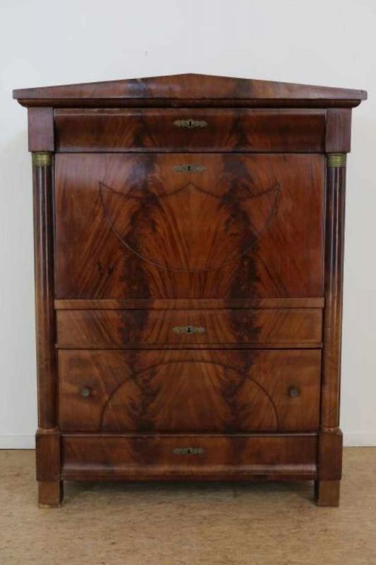 Mahonie Empire secretaire met schrijfklep waarachter interieur met 2 ingelegde paneeldeurtje en 9