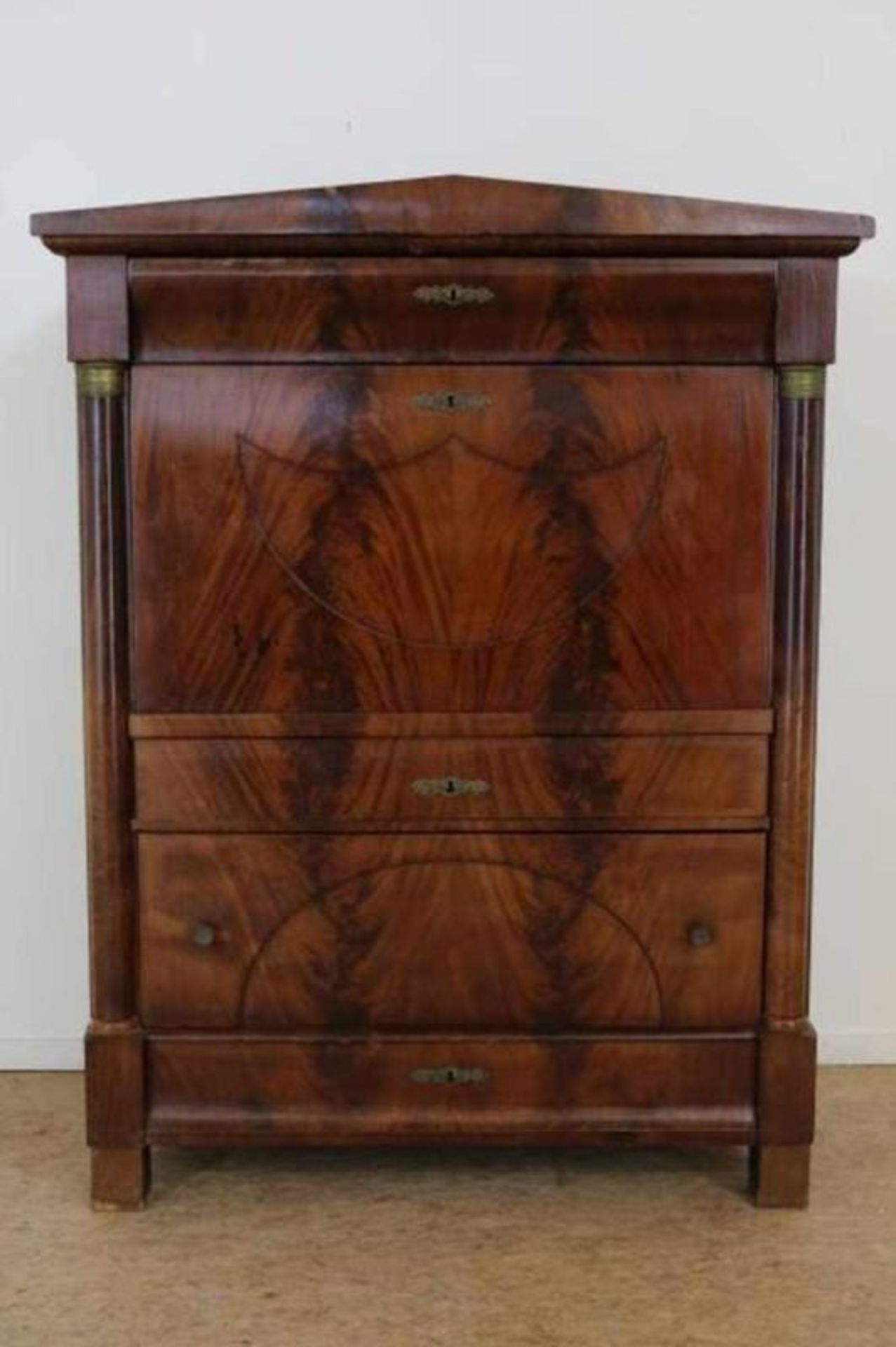 Mahonie Empire secretaire met schrijfklep waarachter interieur met 2 ingelegde paneeldeurtje en 9