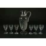 Set van kristallen karaf en 6 wijnglazen voorzien van geëtst decor van Lelietjes van Dalen A set