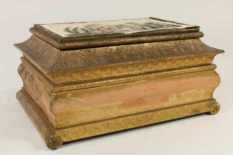 Papier-mache met goud beschilderd en met stof belijmde handwerkkist, de deksel met handgekleurde