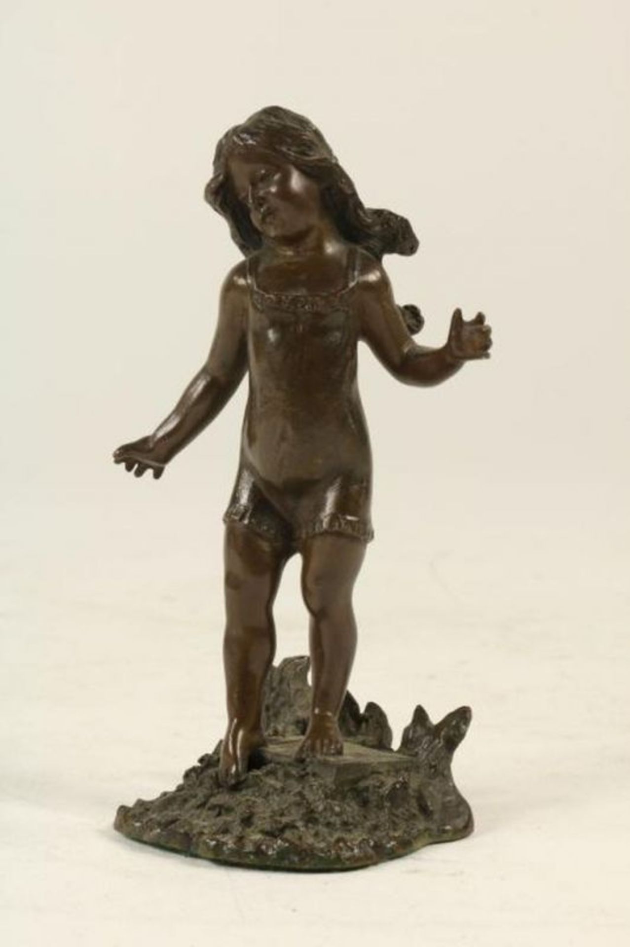 Lot van een bronzen sculptuurtje van waterdraagster, 2 sculptuurtjes van jongen en meisje en een - Bild 5 aus 5