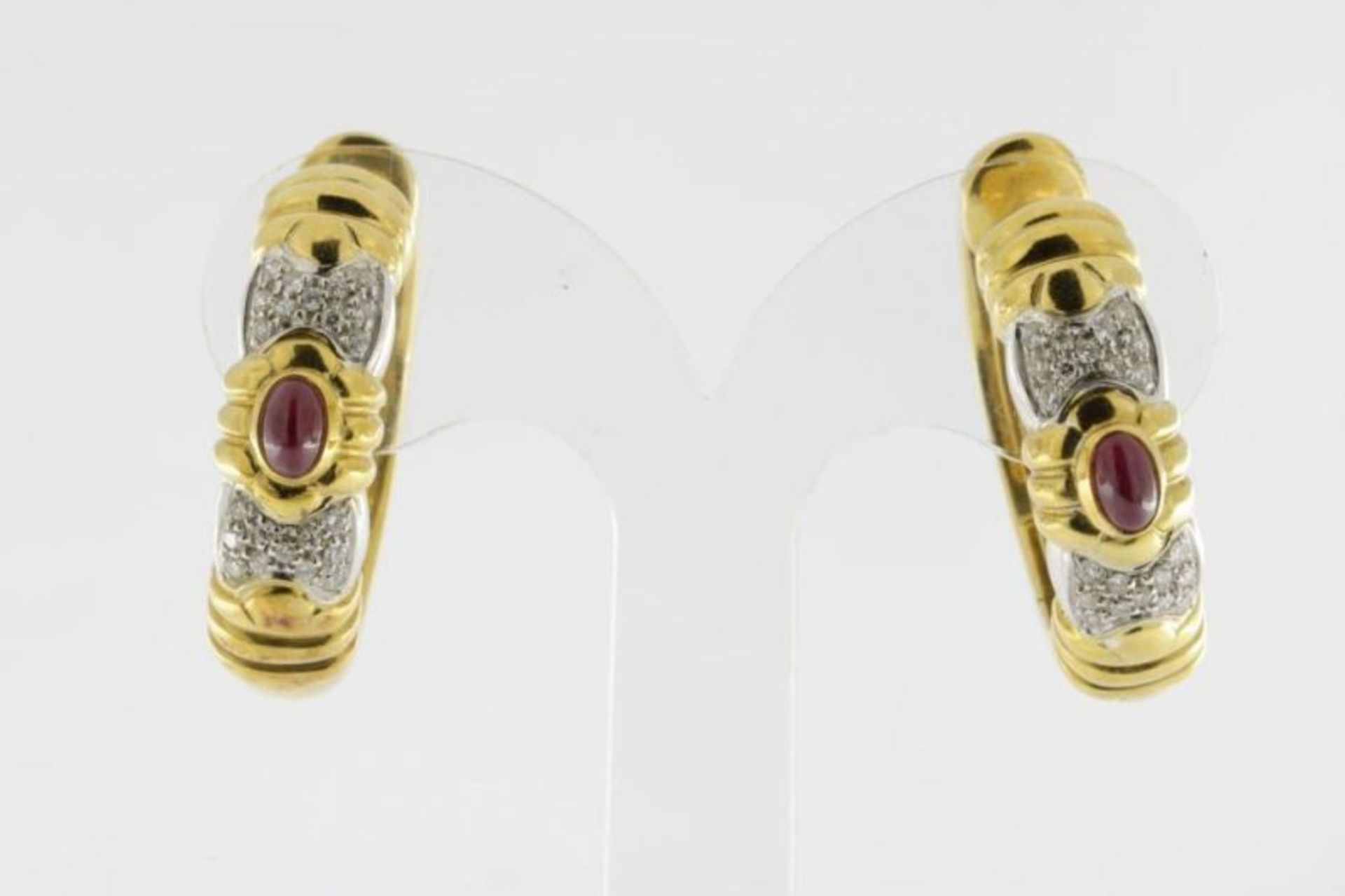 Bicolor gouden creolen bezet met diamant briljantslijpsel en robijnen, gew. 24gr. geh. 585/000 A