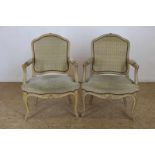 Stel whitewash Louis XVI-stijl armfauteuils bekleed met velours afgezet met siernagels Pair of 2