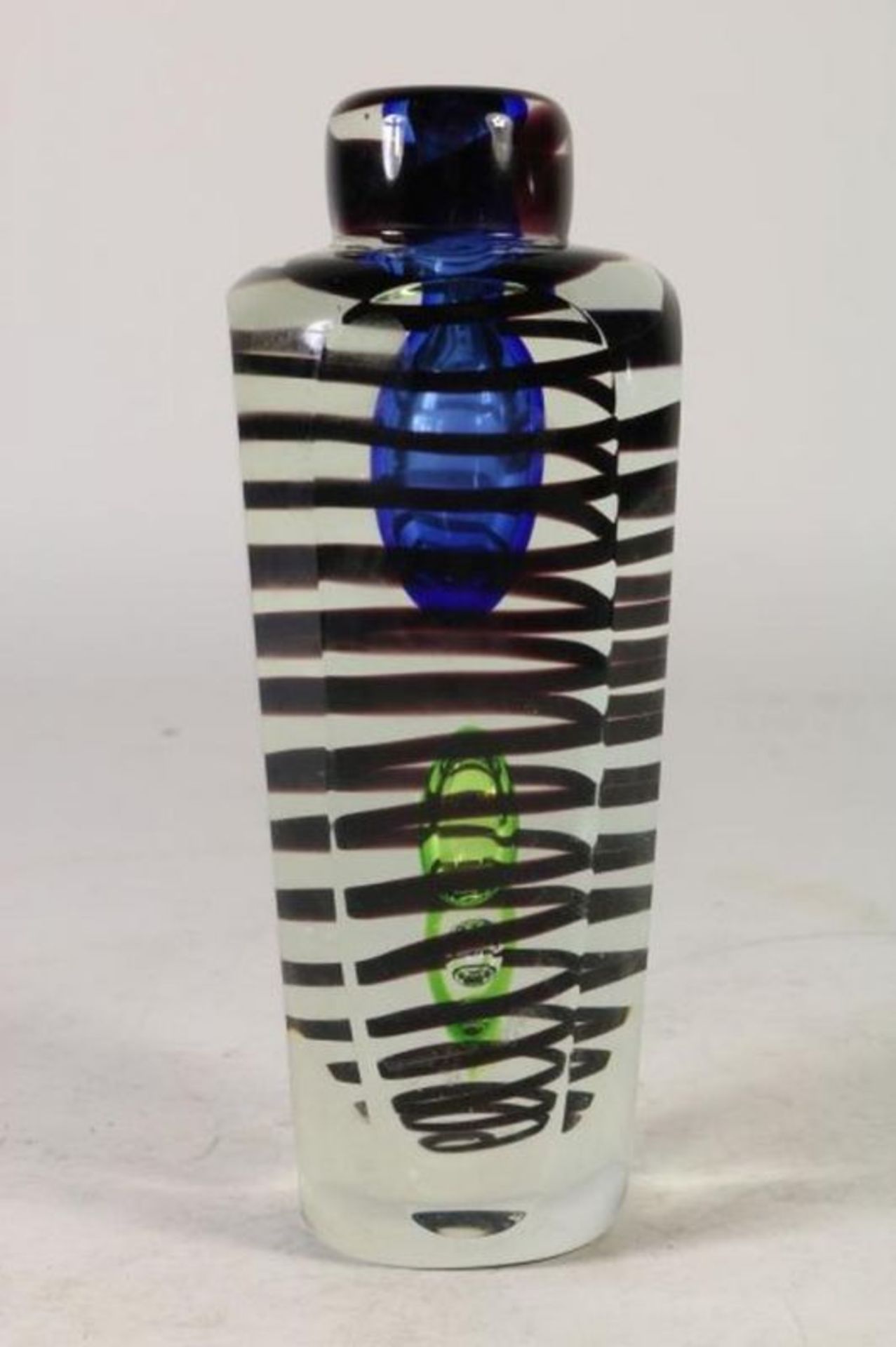 Polychroom dik glazen vaas met geblazen glasbellen en spiraal, h. 21 cm. Polychrome glass vase, h.