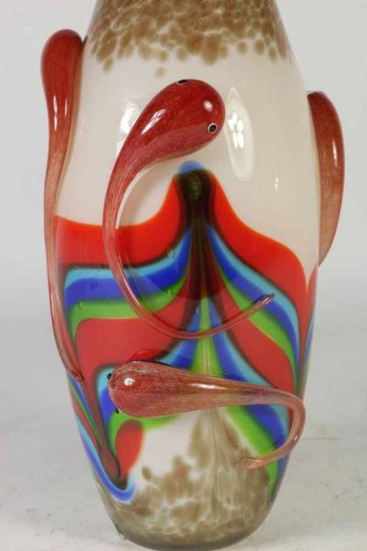 Polychroom dik glazen vaas met relief van slangen, h. 28 cm. Polychrome glass vase with relief of - Bild 4 aus 4