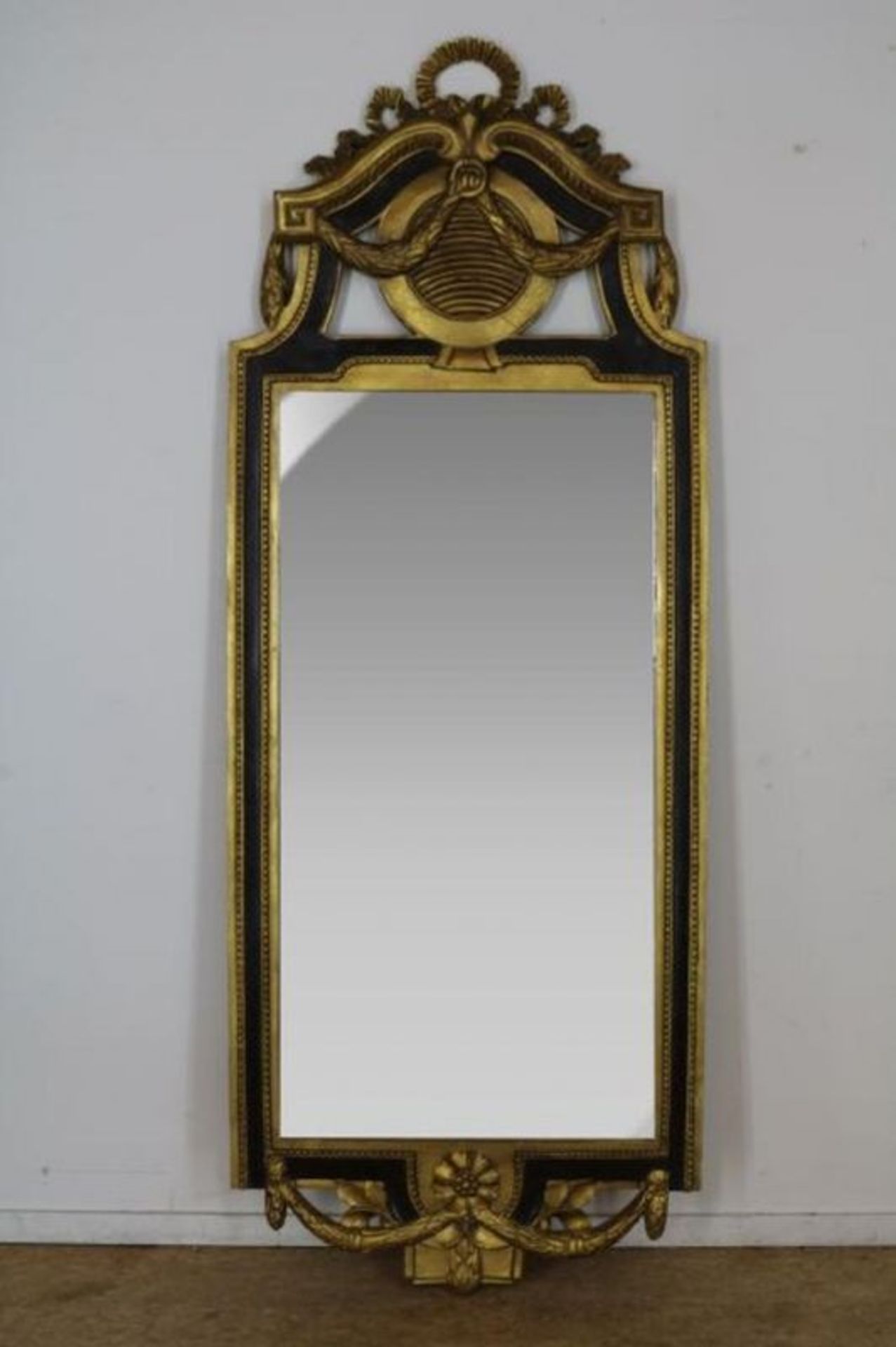Geslepen spiegel in goudlak lijst bekroond met gestoken kuif met guirlandes en Franse lelie, 203 x