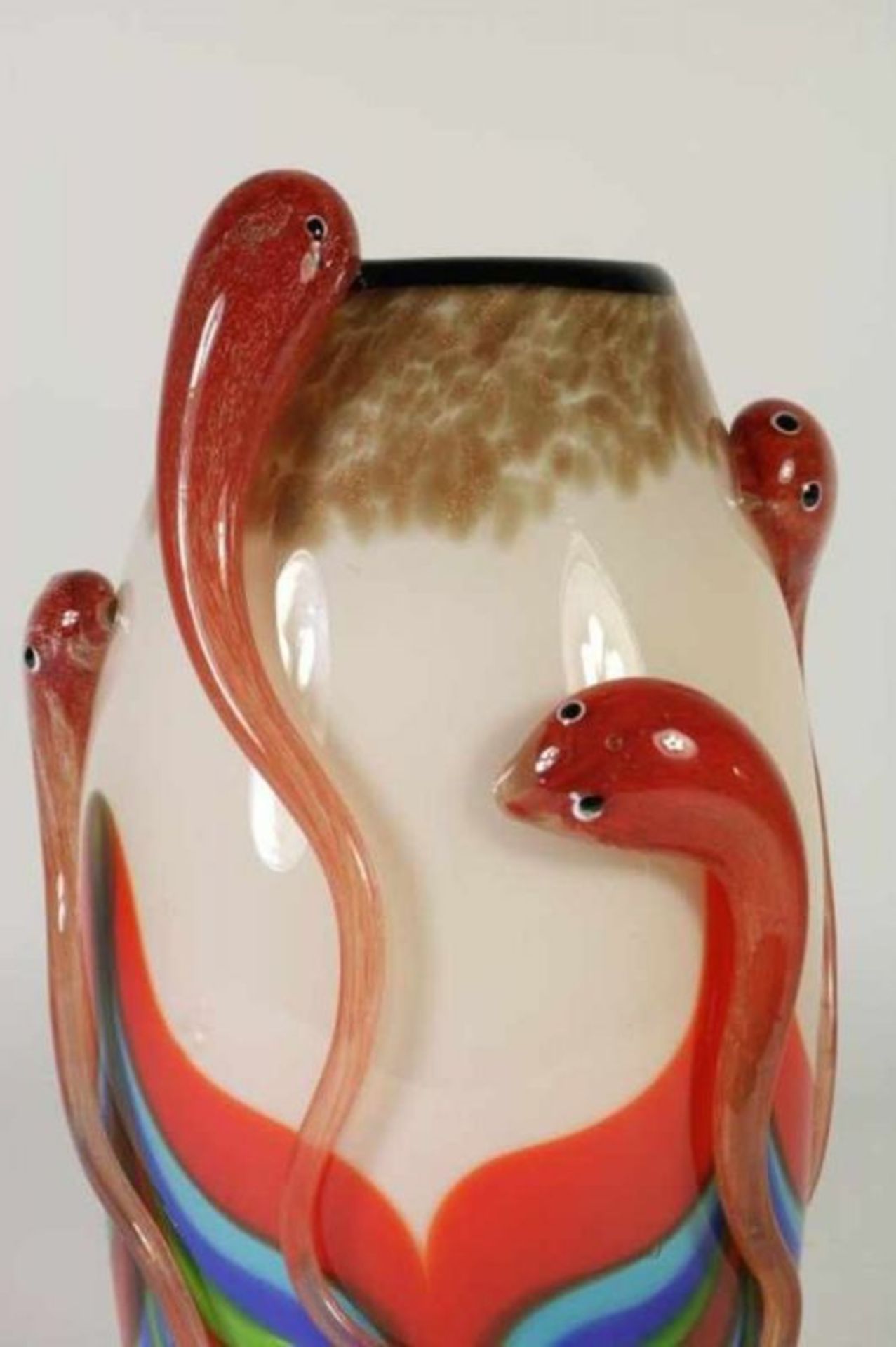 Polychroom dik glazen vaas met relief van slangen, h. 28 cm. Polychrome glass vase with relief of - Bild 2 aus 4
