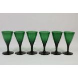 Set van 6 groen glazen wijnglazen, 19e eeuw. h. 14 cm.