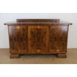 Wortelnoten Art Deco dressoir met 3 deuren en inwendig laden, h. 108, br. 180, d. 60 cm. Walnut