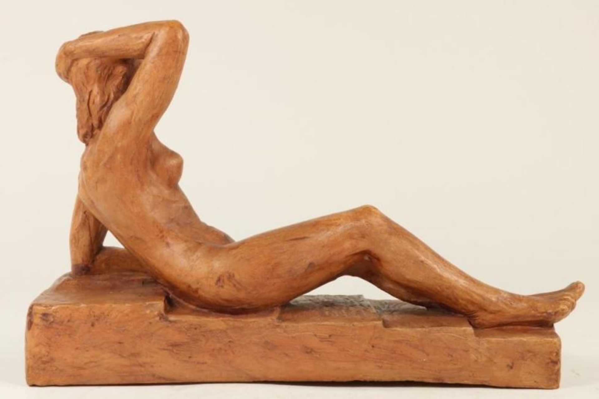 Terracotta sculptuur van liggend naakt, ges. Jean Boedts (1904-1973), h. 27, br. 43, d. 13 cm. - Bild 4 aus 5
