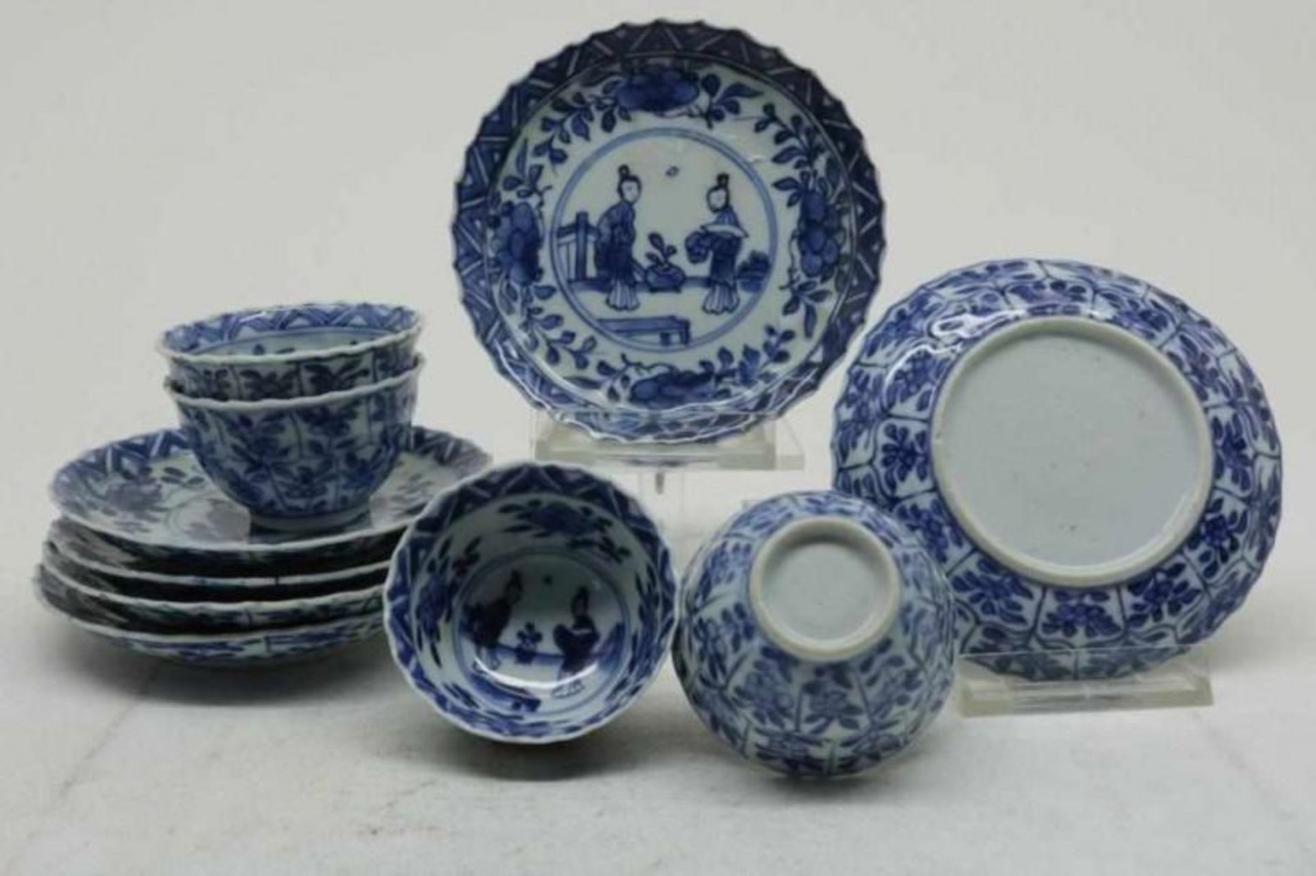 Lot bestaande uit set van 4 porseleinen Qianlong koppen en 6 schotels met decor van Lange Lijzen, - Bild 5 aus 6