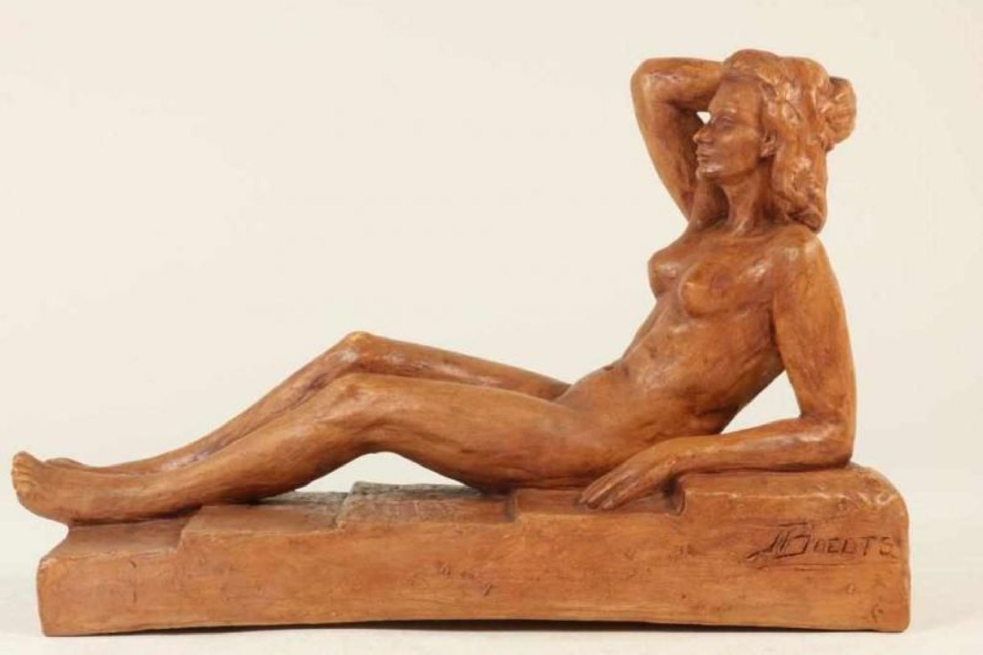 Terracotta sculptuur van liggend naakt, ges. Jean Boedts (1904-1973), h. 27, br. 43, d. 13 cm.