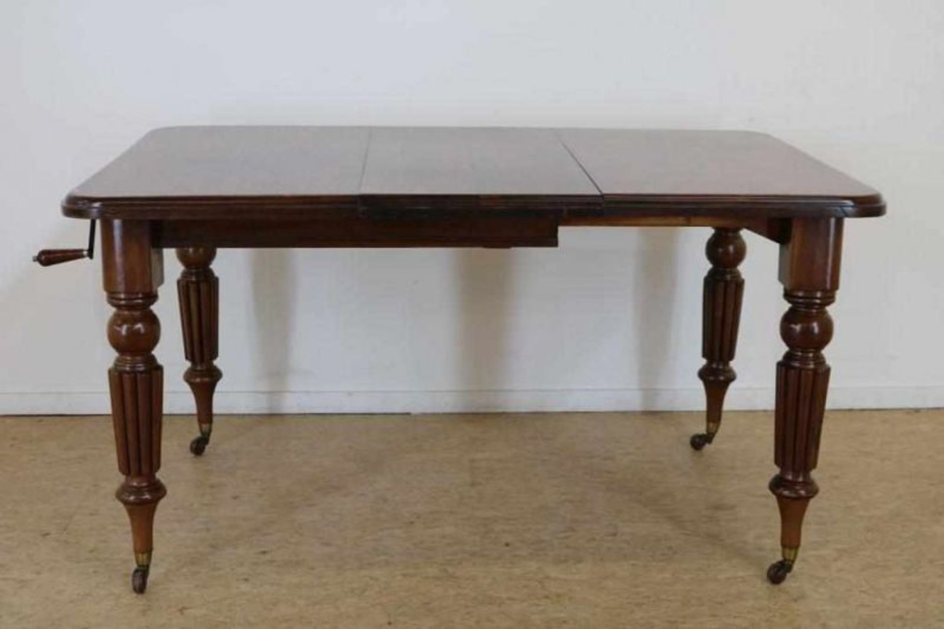 Mahonie coulissentafel met tussenblad, Engeland 19e eeuw, h. 76, bladmaat 105 x 105 tot 147 x 105