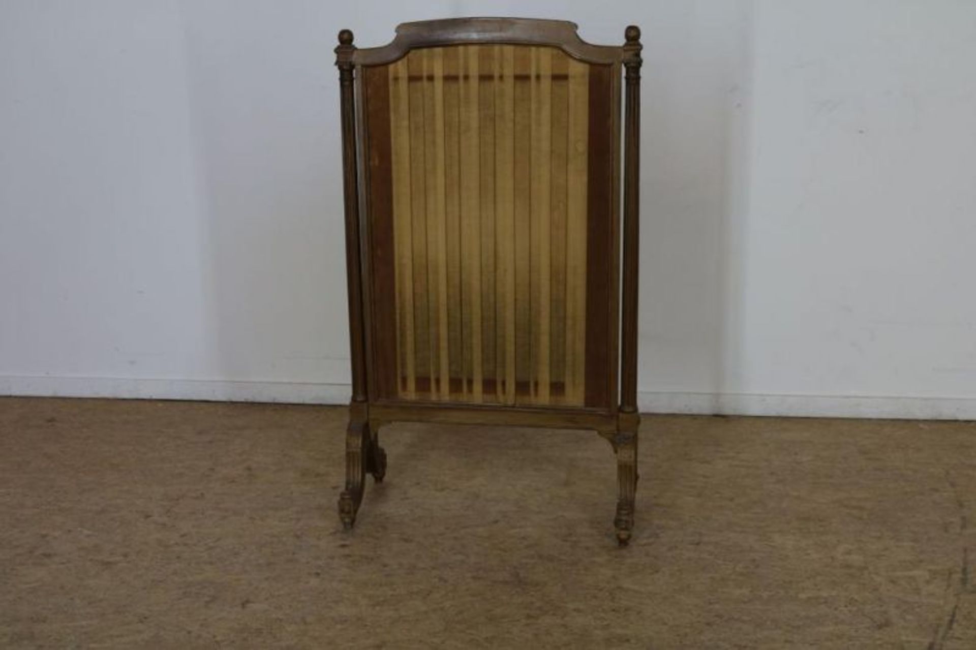 Geschilderd houten Louis XVI-stijl haardscherm met geborduurd binnenscherm, h. 104 cm. - Bild 2 aus 2