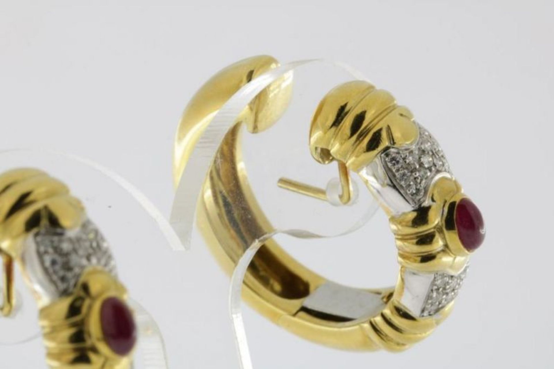 Bicolor gouden creolen bezet met diamant briljantslijpsel en robijnen, gew. 24gr. geh. 585/000 A - Bild 3 aus 3