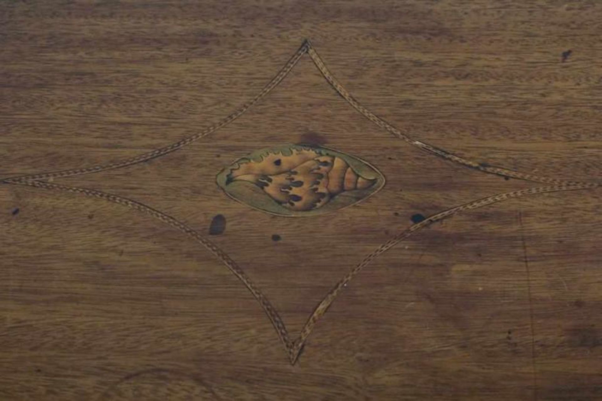 Mahonie ovaal klaptafeltje met inlegwerk van schelpmotief rustend op 3-sprant Mahogany table - Bild 2 aus 3