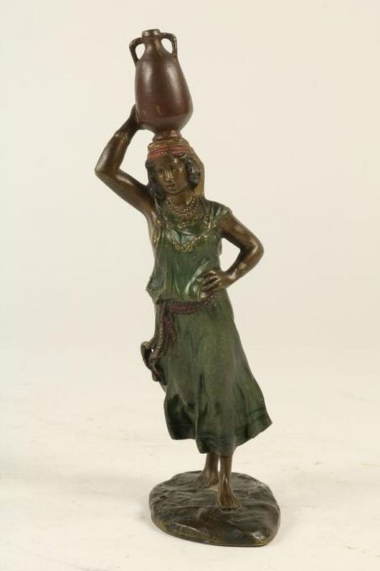 Lot van een bronzen sculptuurtje van waterdraagster, 2 sculptuurtjes van jongen en meisje en een - Bild 2 aus 5