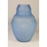 Gesatineerde blauw glazen Art Deco vaas met reliefdecor, ges. Espaivet, h. 26 cm. (randschilfers)